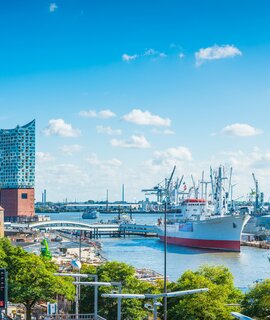 Panoramablick über die Uferpromenade im Zentrum Hamburgs, von den Landungsbrückenvillen über das ikonische Gebäude der Elbphilharmonie bis zu den Schiffen im geschäftigen Hafen des Hamburger Hafens | ©  Gettyimage.com/fotoVoyager