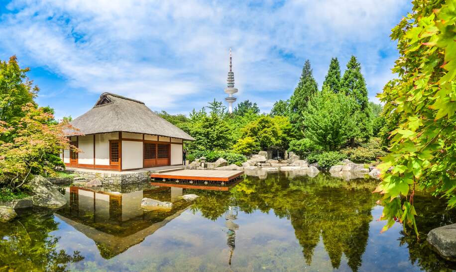 Blick auf den Japanischen Garten im Park Planten und Blomen mit Fernsehturm im Hintergrund | © Gettyimages.com/bluejayphoto
