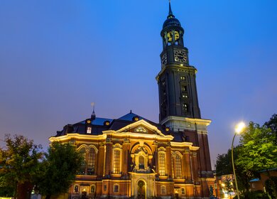 Die Hauptkirche St. Michaelis in Hamburg bei Nacht | © Gettyimages.com/elxeneize