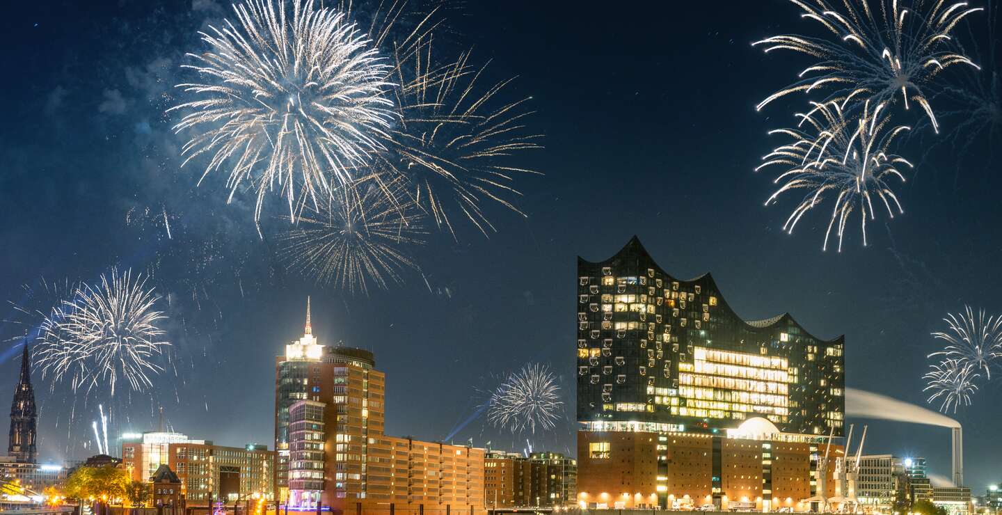 Hamburg Panorama mit Silvester Feuerwerk über der Elbphilharmonie | © Gettyimages.com/Marcus Millo