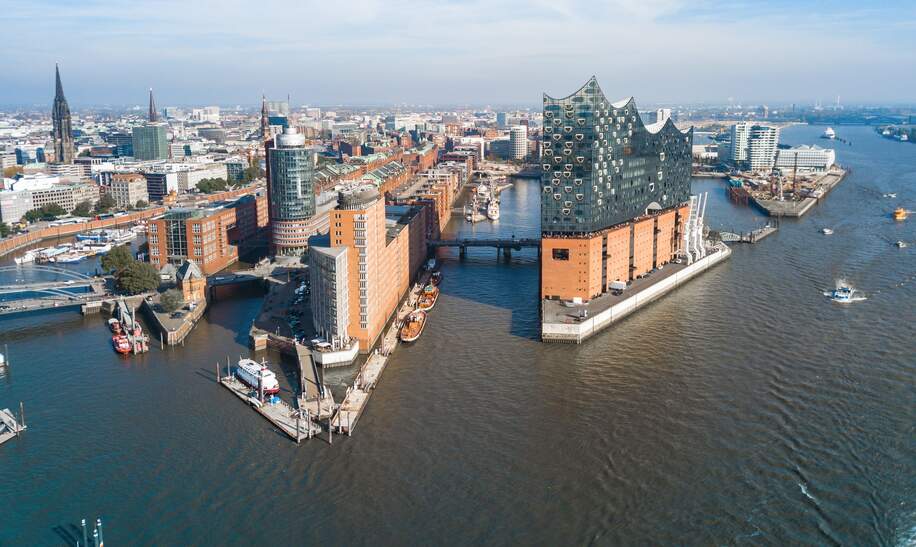 Luftaufnahme über der Elbe auf die Hamburger Skyline und Elbphilharmonie | © Gettyimages.com/golero