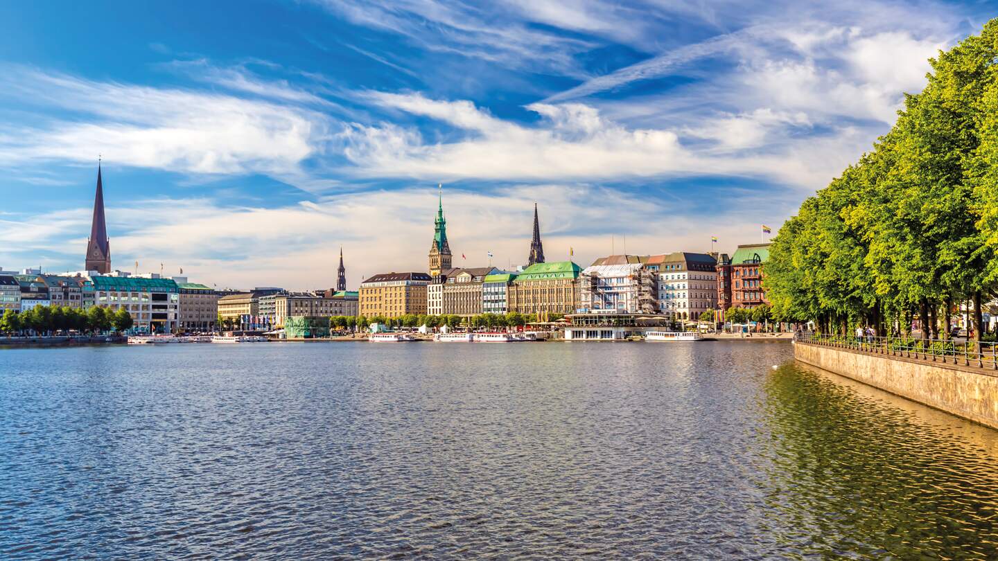 Schoene Aussicht auf die Stadt Hamburg | © gettyimages.com/querbeet