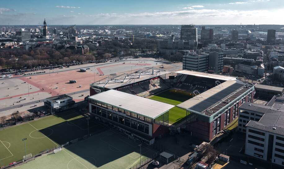 Frühlingsaufnahme über dem Heiligengeistfeld und dem Millerntor-Stadion, dem Heimstadion des FC St. Pauli | © Gettyimages.com/taranchic