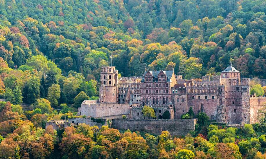 Blick auf das Heidelberger Schloss im Herbst mit bunt gefärbten Baeumen | © Pixabay.com/Heidelbergerin