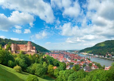 Heidelberger Stadt in Deutschland und Ruine des Heidelberger Schlosses im Frühling | © Gettyimages.com/anyaivanova
