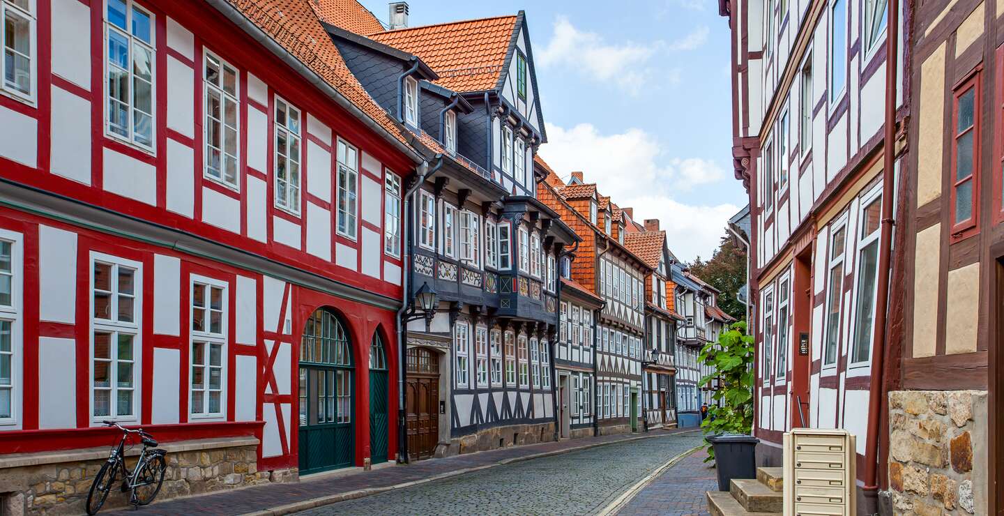 Straße mit bunten Fachwerkhäuser der Altstadt von Hildesheim | © Gettyimages.com/zoom-zoom