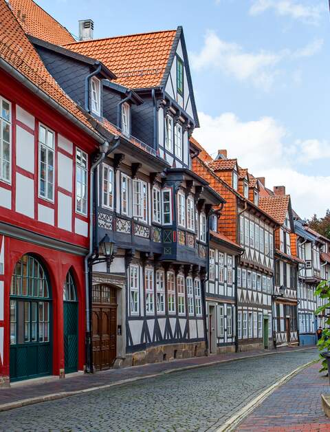 Straße mit bunten Fachwerkhäuser der Altstadt von Hildesheim | © Gettyimages.com/zoom-zoom