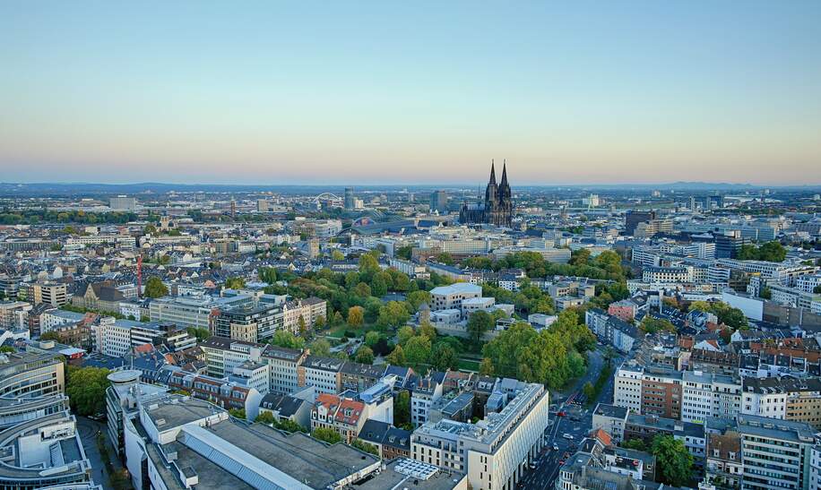 Stadt Köln aus dem hohen Winkel mit Dom, keine Wolken in der Abenddämmerung | © Gettyimages.com/Markus Faymonville