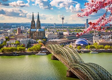 Luftaufnahme von Köln im Frühjahr mit dem Kölner Dom und der Hohenzollernbrücke im Vordergrund | © Gettyimages.com/sborisov