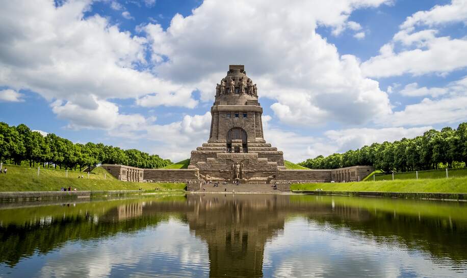 Blick auf das Denkmal für die Völkerschlacht in Leipzig mit dem See der Tränen im Vordergrund | © Gettyimages.com/dwphotos