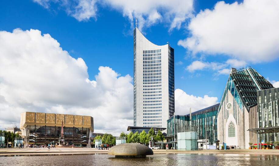 Der neue Universitätscampus am Augustusplatz in Leipzig bei gutem Wetter | © Gettyimages.com/TommL