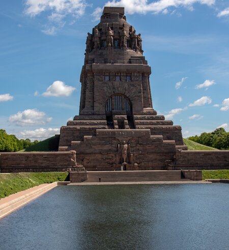 Blick auf das Denkmal für die Völkerschlacht in Leipzig bei Sonnenschein und blauem Himmel | © Gettyimages.com/2199_de