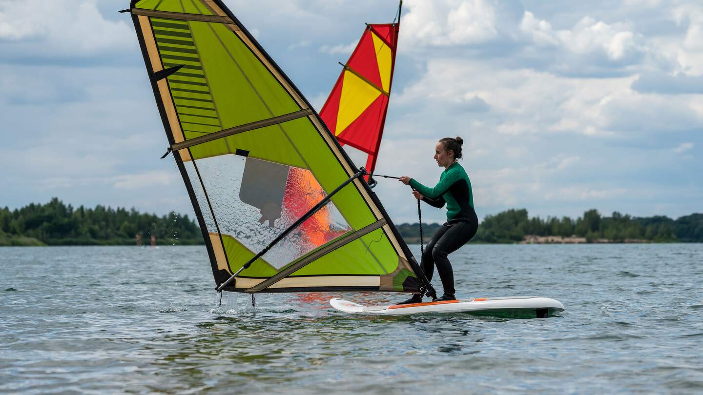 Eine Frau lernt Windsurfen am Markkleeberger See bei Leipzig. | © Gettyimages.com/David Ziegler