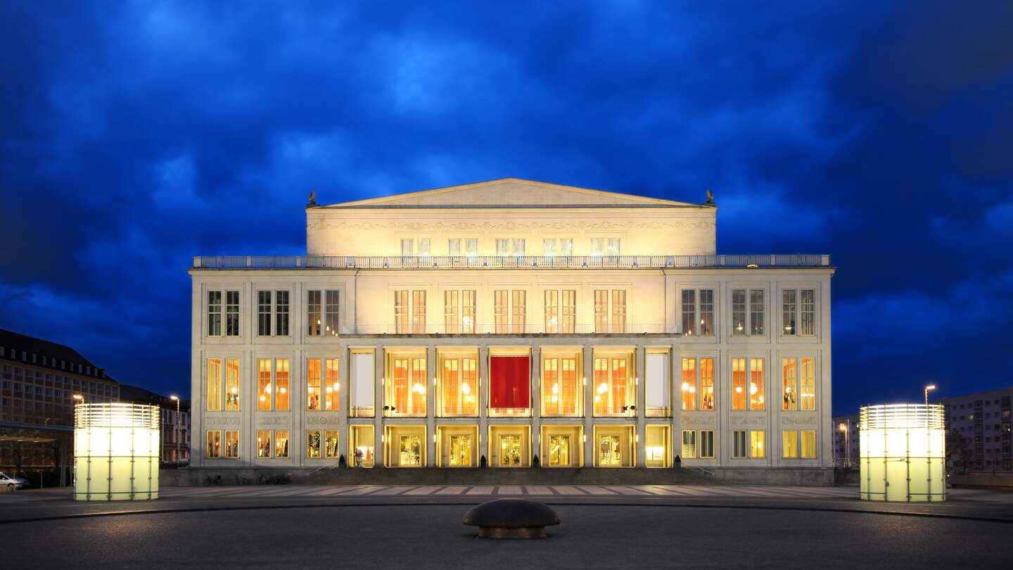 Das Opernhaus in Leipzig schön angestrahlt in der Dämmeung | © Gettyimages.com/tommL