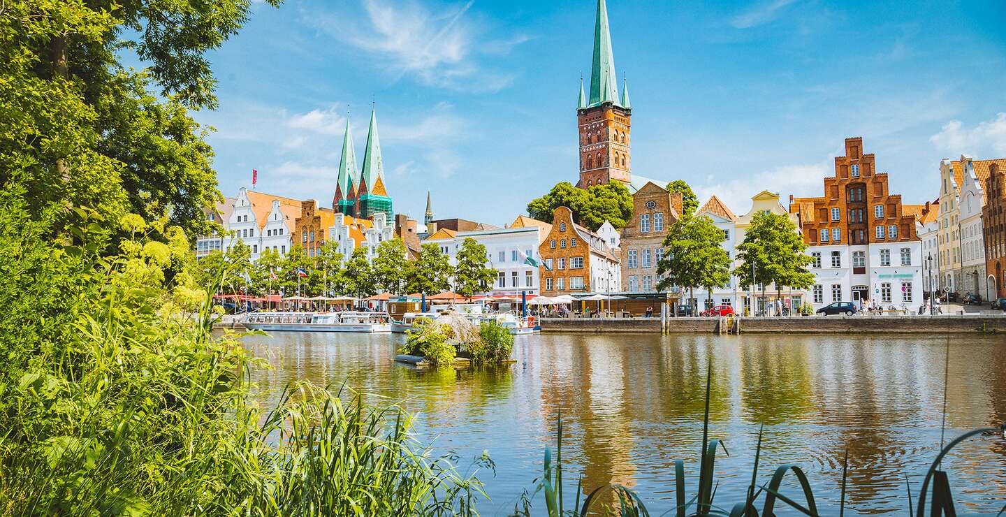 Eine Ansicht des Flusses Trave und der alten Stadt Lübeck | © Gettyimages.com/bluejayphoto
