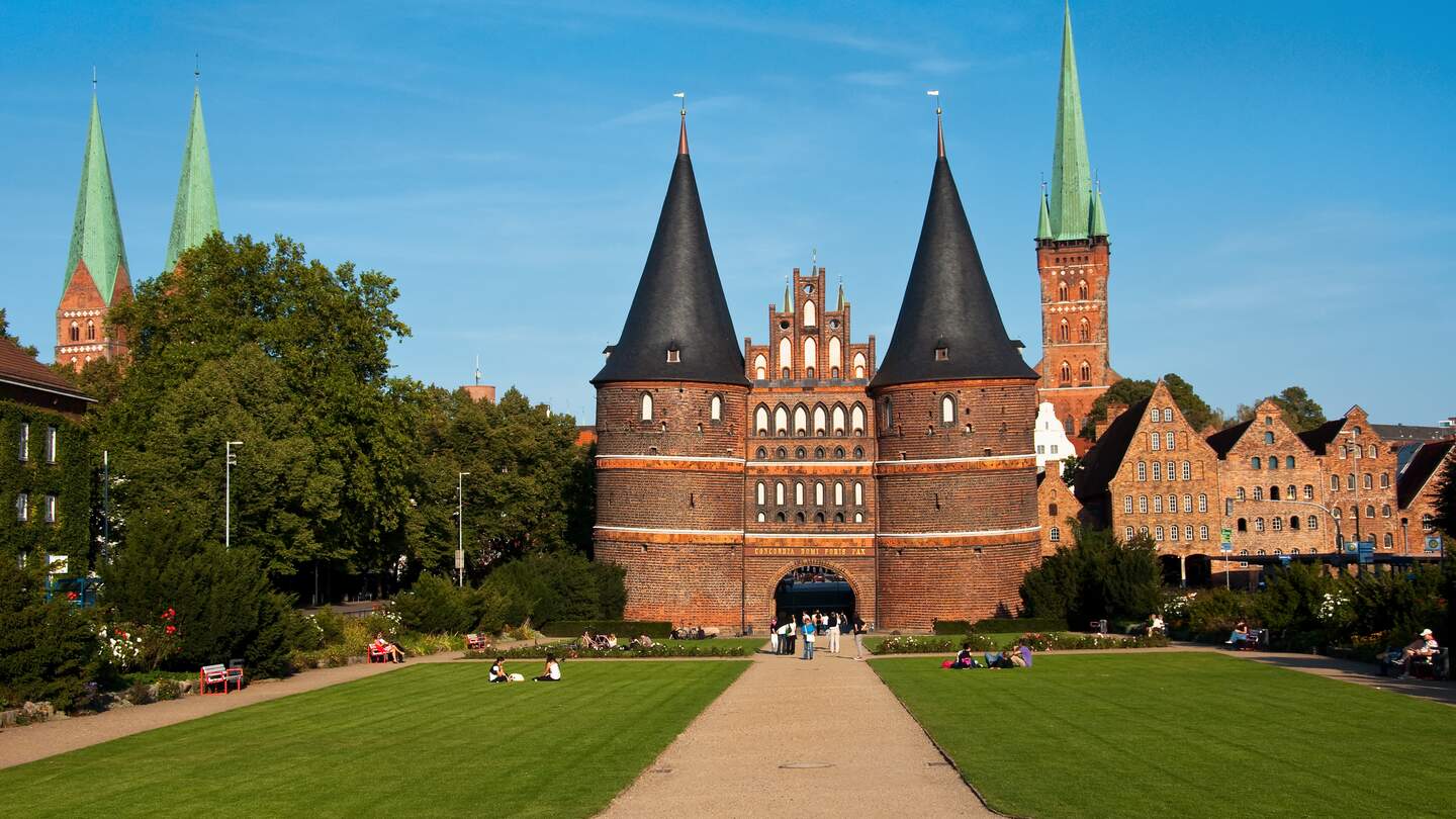 Das berühmte Lübecker Stadttor, das Holstentor | © Gettyimages.com/Zoonar/cleo