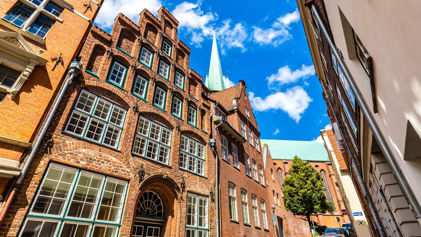 Besondere Architektur in Lübeck an einem sonnigen Tag | © Gettyimages.com/querbeet