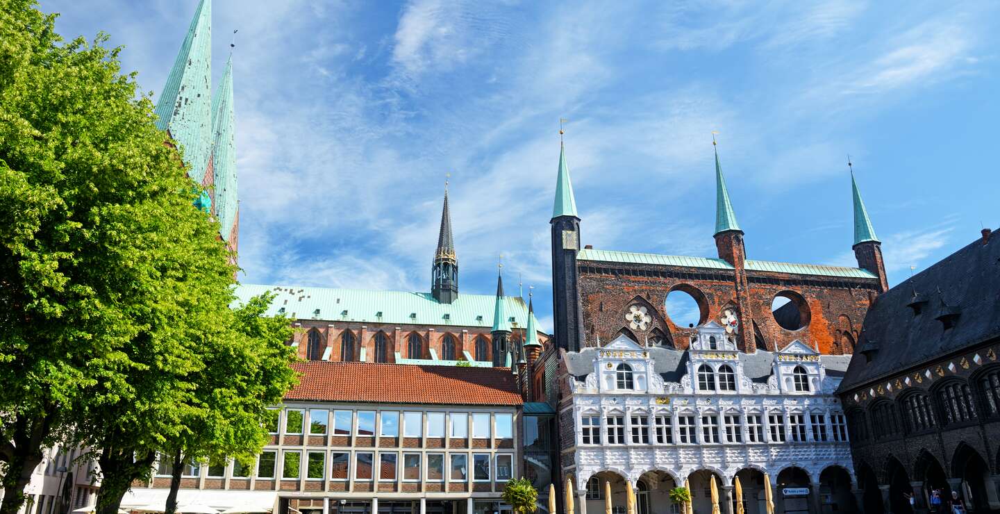 Lübecker Rathaus auf der Nord- und Ostseite des Alten Marktes | © Gettyimages.com/alxpin