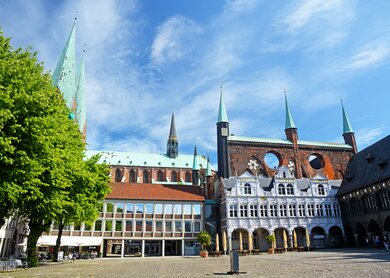 Lübecker Rathaus auf der Nord- und Ostseite des Alten Marktes | © Gettyimages.com/alxpin
