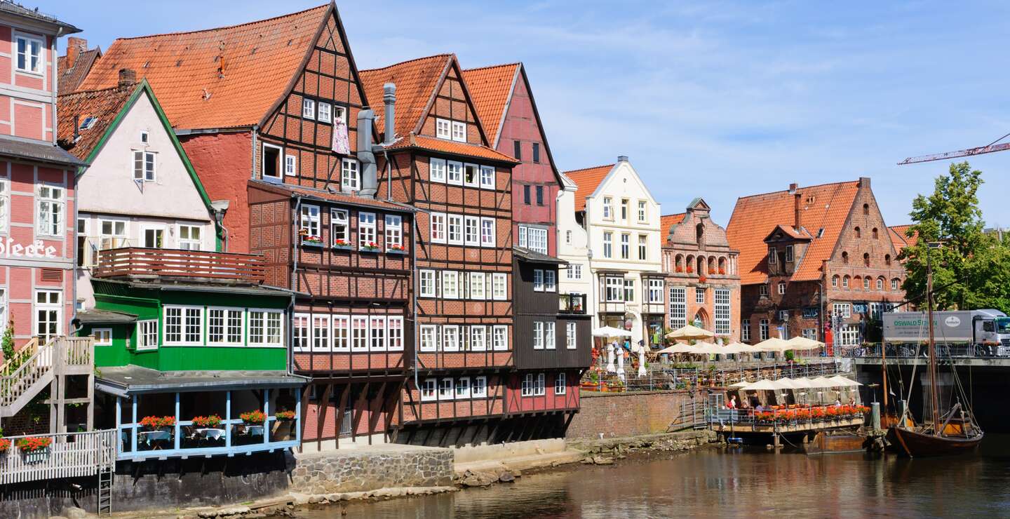 Alter Hafen in Lüneburg mit Fluss und alten Häusern | © Gettyimages.com/Hiro1775