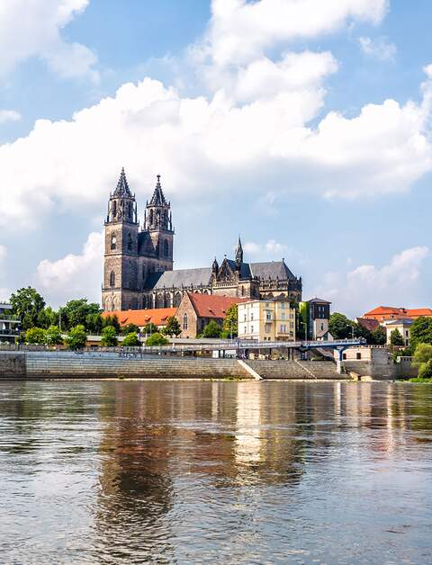 Blick auf den Dom in Magdeburg über die  Elbe bei hellem Himmel | © Gettyimages.com/queerbeet