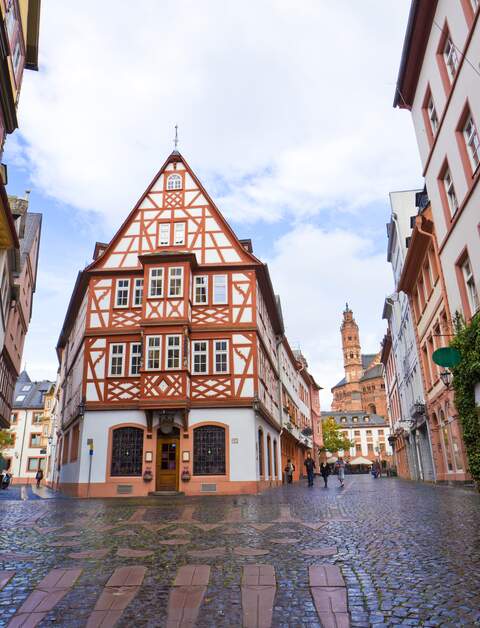 Haus zum Aschaffenberg ist die beruehmte Altstadt historische Strassengasse in Mainz Stadt | © gettyimages.com/thanyarat07