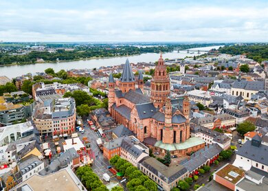 Luftaufnahme vom Mainzer Dom mit Blick auf den Rhein | © Gettyimages.com/saiko3p