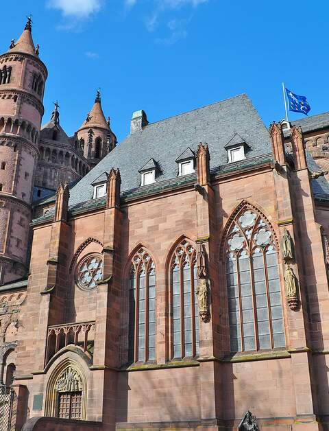 Untersicht auf den Mainzer Dom bei gutem Wetter | © Gettyimages.com/Hibiscus81