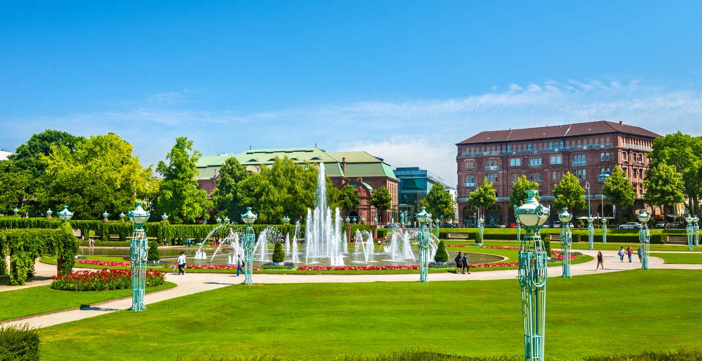 Wasserspiele mit Springbrunnen auf Friedrichsplatz square in Mannheim | © Gettyimages.com/Leonid Andronov