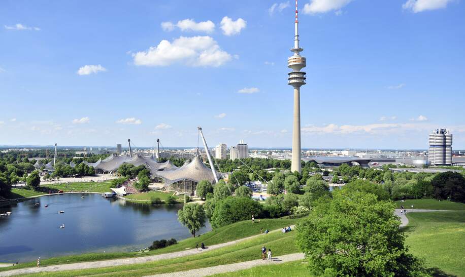 Blick auf den Olympiapark in München bei Sonnenschein | © Gettyimages.com/Dennis Ludlow