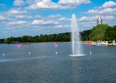 Wöhrder See in Nürnberg im Sommer mit Wasserfontäne  | © Gettyimages.com/Animaflora