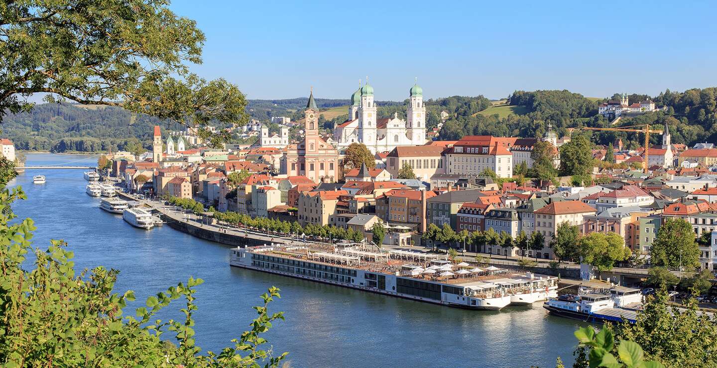 Blick auf die Stadt Passau und die Donau mit einigen Kreuzfahrtschiffen | © Gettyimages.com/mmuenzel