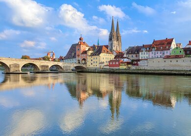 Regensburg mit Blick auf den Dom  | © Gettyimage/klug-photo Blick von der Donau auf den Regensburger Dom und die Steinerne Bruecke in Regensburg, | © Gettyimage/klug-photo