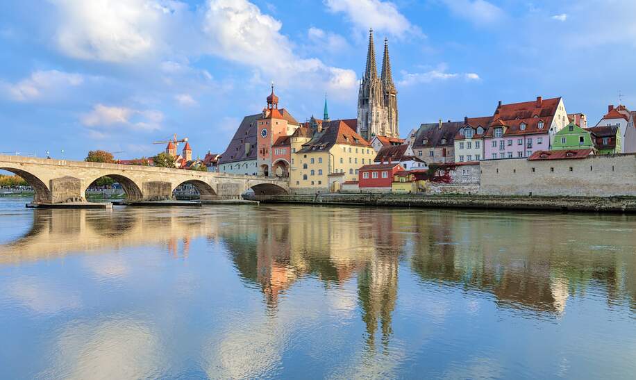 Blick von der Donau auf den Regensburger Dom und die Steinerne Brücke in Regensburg, | © Gettyimage/klug-photo