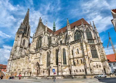 Untersicht auf den Dom St. Peter in Regensburg bei gutem Wetter | © Gettyimages.com/Leonid Andronov