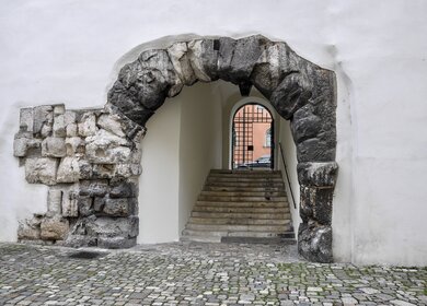 Frontalansicht der aus Steingeformten römischen Porta Praetoria in Regensburg  | © Gettyimages.com/KamilloK