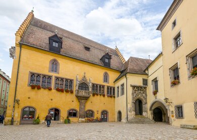 Außenansicht des Alten Rathauses in der Altstadt der bayerischen Stadt Regensburg | © Gettyimages.com/Kirk Fisher