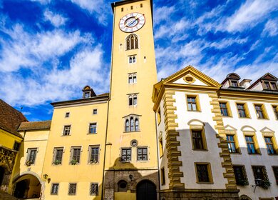 Außenansicht des Alten Rathauses und des Turmes in der Altstadt der bayerischen Stadt Regensburg | © Gettyimages.com/FooTToo