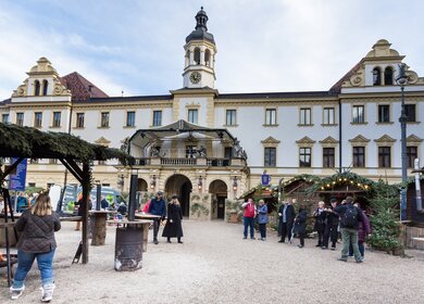 Im Innenhof des Thurn- und Taxis-Schlosses in Regensburg gelegen, ist dies definitiv der magischste Weihnachtsmarkt in Regensburg! | © Gettyimages.com/TalbotImages