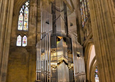 Innenraum des Regensburger Doms im gotischen Stil mit Blick auf die große freihängende Orgel | © Gettyimages.com/DeniseSerra