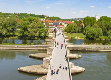 Die alte Steinbrücke (fertiggestellt 1146), ein Wahrzeichen der Stadt Regensburg. | © Gettyimages.com/Leonsbox
