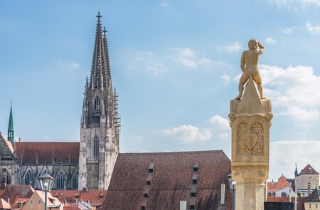 Bruckmandl das Wahrzeichen von Regensburg blickt in Richtung des Doms | © Gettyimages.com/StGrafix