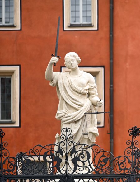 Statue der Gerechtigkeitsdame, des Justitiabrunnens am Haidplatz in Regensburg | © Gettyimages.com/goce