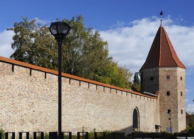 Blick auf die mittelalterliche Stadtmauer von Rostock | © Gettyimages.com/seeker_67
