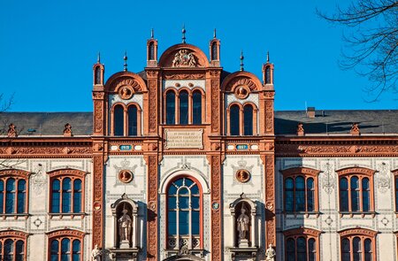 Blick auf die Fassade der Universität der Stadt Rostock | © Gettyimages.com/RicoK69