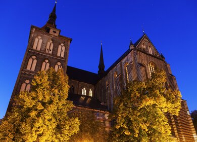 Blick auf die Marienkirche in Rostock  am Abend | © Gettyimages.com/benkrut