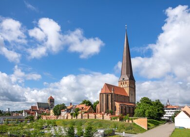 Blick auf die Petrikirche der Stadt Rostock | © Gettyimages.com/bbsferrari