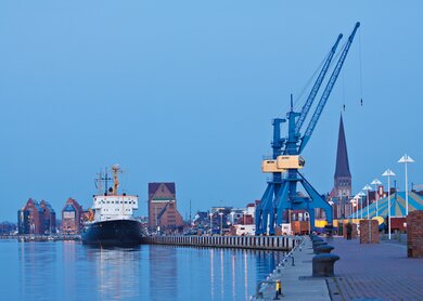 Blick auf den Hafen von Rostock in der Dämmerung | © Gettyimages.com/RicoK69