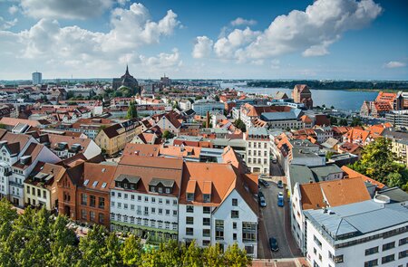 Blick auf die Stadt Rostock von oben | © Gettyimages.com/SeanPavonePhoto