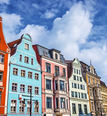 Blick auf bunte Hausfassaden in Rostock | © Gettyimages.com/SeanPavonePhoto